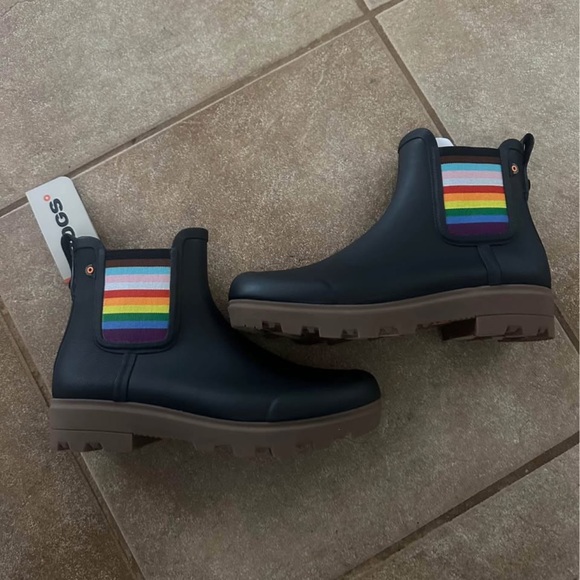 Bogs Shoes - Bogs Holly Chelsea Black Rain Boots with Rainbow Detail
